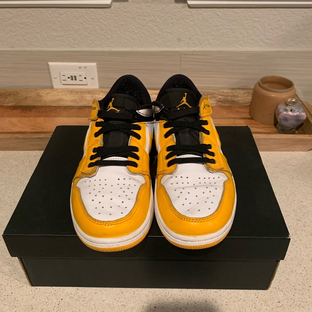 Air Jordan 1 low flyease.